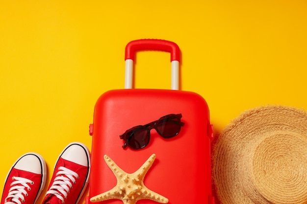 Kofferbagagebagage voor reizen in de zomer en vakantie bovenaanzicht