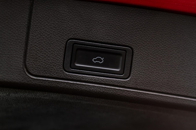 Kofferbak open knop. Elektrische kofferbakschakelaar. Auto kofferbak elektrisch slot knop.