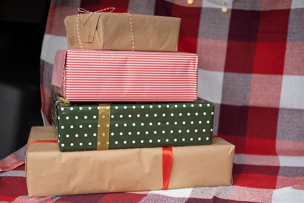 Kofferbak vol met geschenkdozen, cadeautjes en slinger voor de kerstvakantie. bos buiten