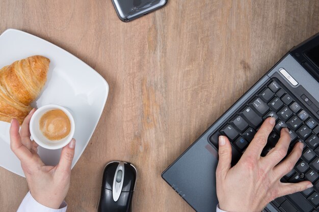 Koffie, bedrijfsgegevens en dien een bureau in