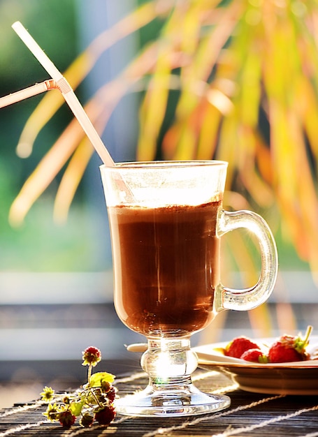 Koffie chocoladedrank en dessert met aardbeien