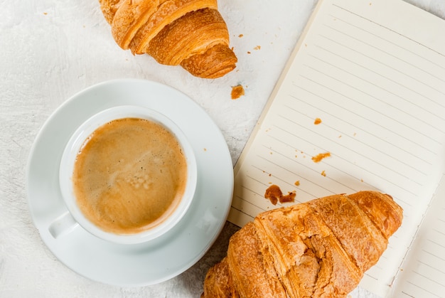 Koffie, croissants en notitieblok