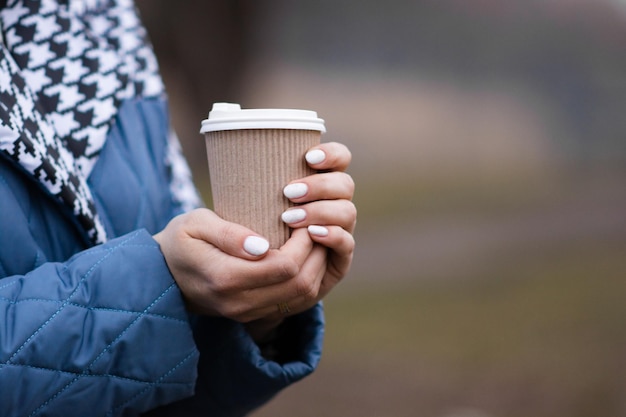 Koffie drinken in de natuur uit een ecologische papieren beker