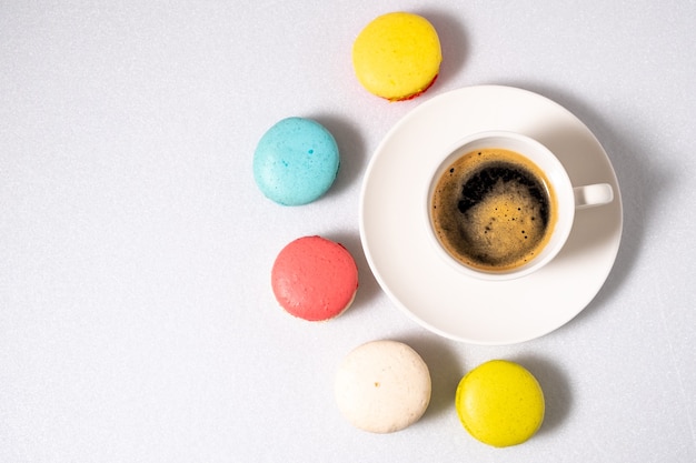 Koffie en bitterkoekjes op een witte achtergrond. uitzicht van boven.