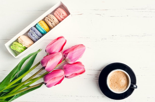 Foto koffie en bloemen tulpen