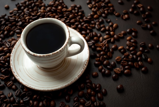 Koffie en bonen op de oude keukentafel. Bovenaanzicht met copyspace voor uw tekst.