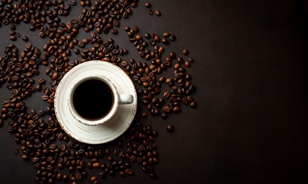 Koffie en bonen op de oude keukentafel. Bovenaanzicht met copyspace voor uw tekst.