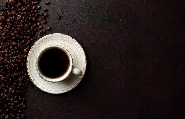 Koffie en bonen op de oude keukentafel. bovenaanzicht met copyspace voor uw tekst.