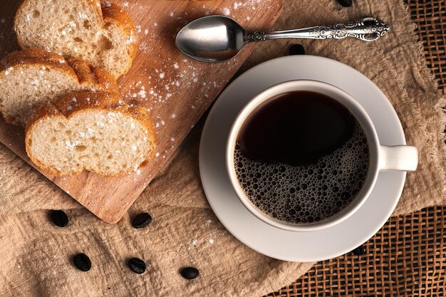 Koffie en brood op houten vloeren, ochtenddrankjes en ontbijt. Bovenaanzicht