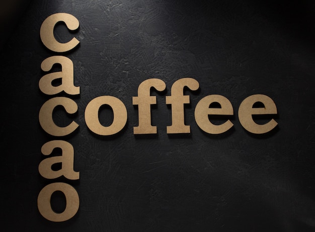 Koffie en cacaoletters op zwart