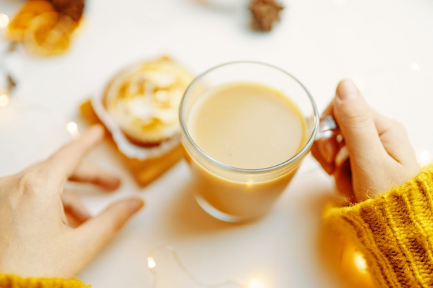 Koffie en cake met slagroom op de tafel.