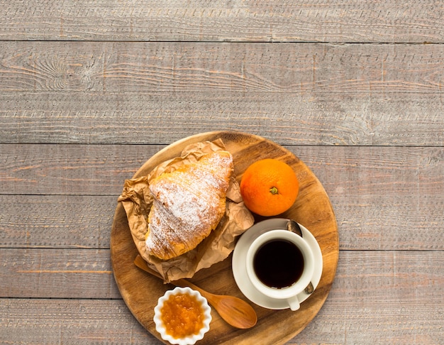 Foto koffie en croissant voor het ontbijt, bovenaanzicht