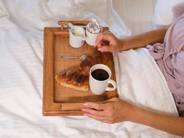 Koffie en croissant voor het ontbijt