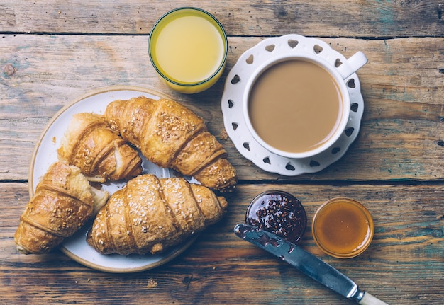 Koffie en croissants met jam en jus d'orange. Typisch Frans ontbijt (Petit Déjeuner)