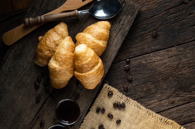 Koffie en croissants op het houten oppervlak