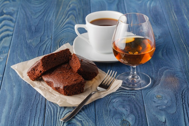 Koffie en drinken. Kopje koffie en cognac brandy whisky aperitief in de moderne nachtbar