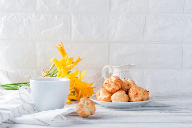 Koffie en eclairs op een witte achtergrond