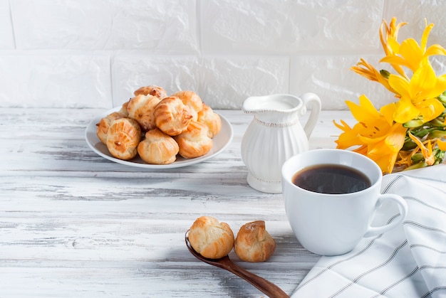 Koffie en eclairs op wit