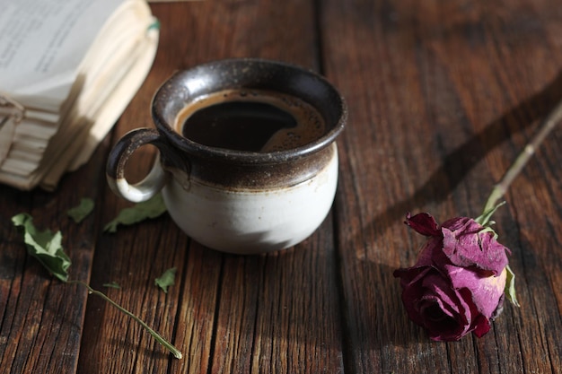 Koffie en een oud boek.