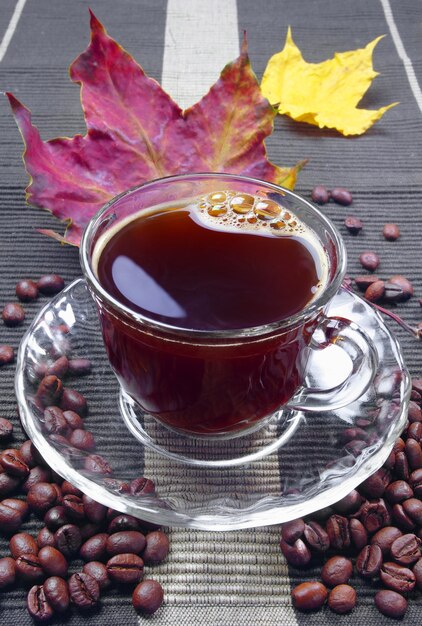 Koffie en esdoorn herfstbladeren