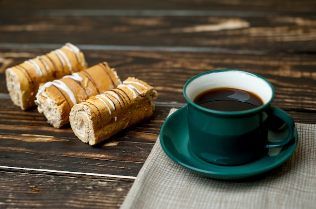 koffie en gebak voor het ontbijt op hout achtergrond