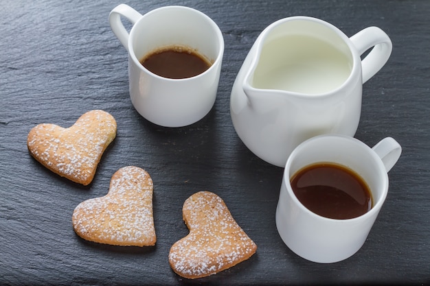 Koffie en hartvormige koekjes