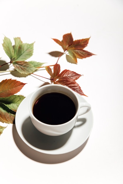 koffie en herfstbladeren