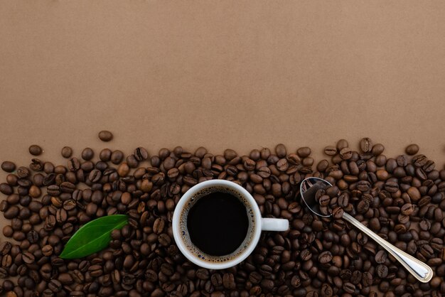 Koffie en koffiebonen op een bruine lijst