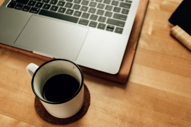 Koffie en laptop op de tafel