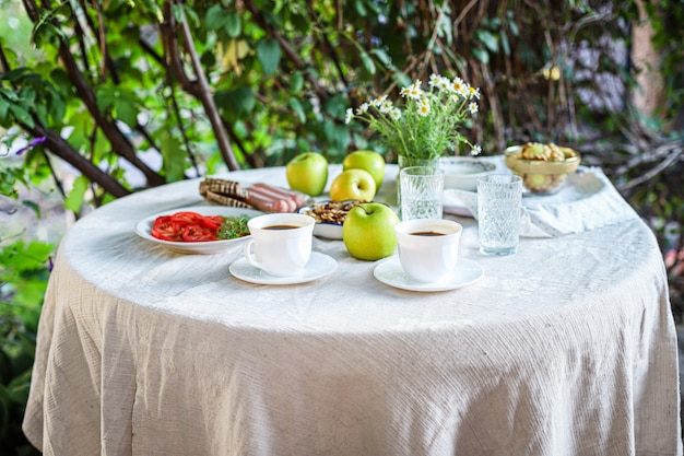 Koffie en ontbijt op tafel buiten eten