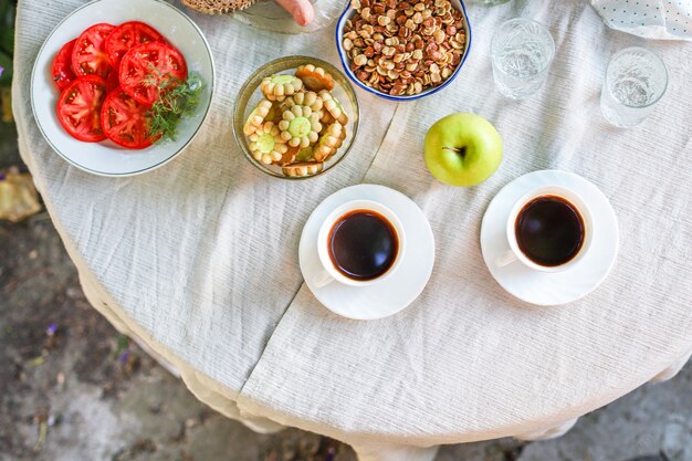 Koffie en ontbijt op tafel buiten eten