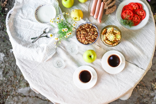 Koffie en ontbijt op tafel theekransje pauze buiten