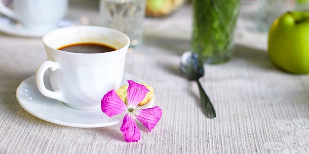 Koffie en ontbijt op tafel theekransje pauze buiten