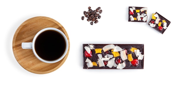 Koffie en rauwe chocolade op een witte achtergrond