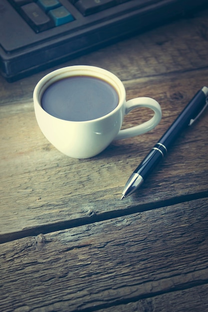 Koffie en rekenmachine op de houten tafel