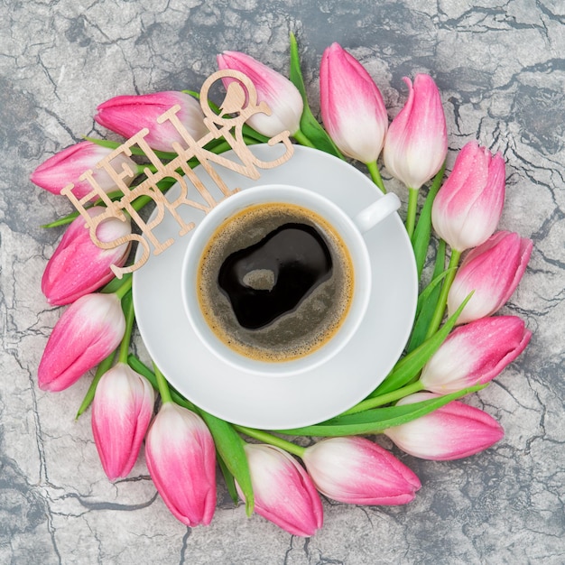 Koffie en roze tulpenbloemen Hallo lente Bloemen plat gelegd