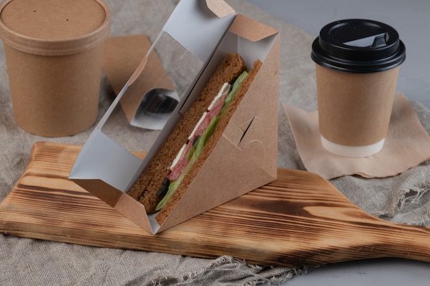 Koffie en sandwiches in ambachtelijke doos