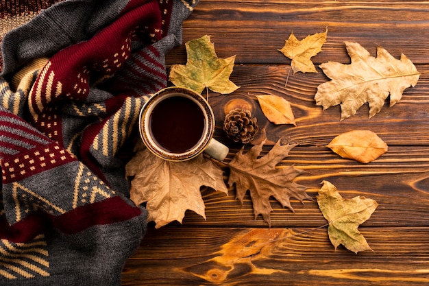 Koffie en sjaal op houten achtergrond