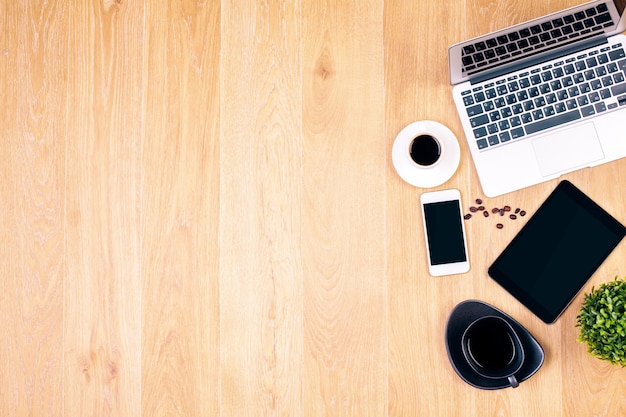 Koffie en technologie op het bureau