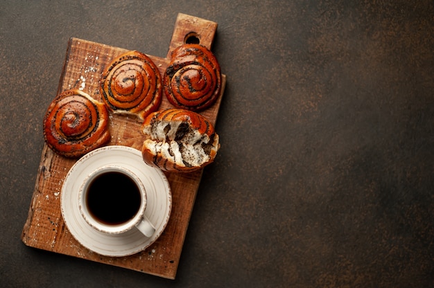 koffie en veel broodjes met maanzaad op een stenen achtergrond