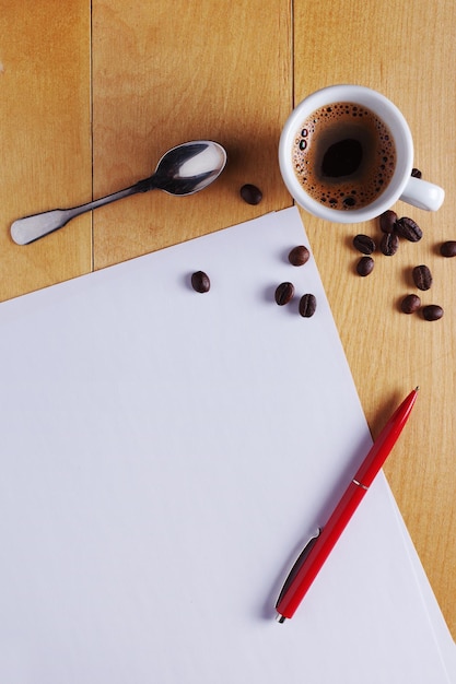 Koffie en vellen papier