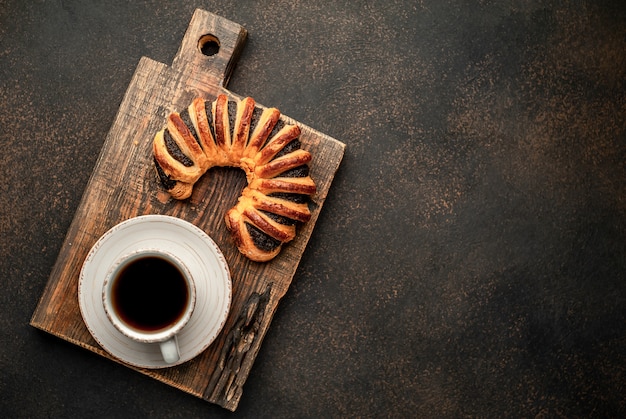 koffie en vers gebak, bagels met jam op een stenen achtergrond met kopie ruimte voor uw tekst