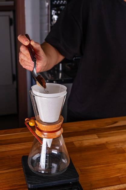 Foto koffie gebrouwen met een zeef in een koffiemaker
