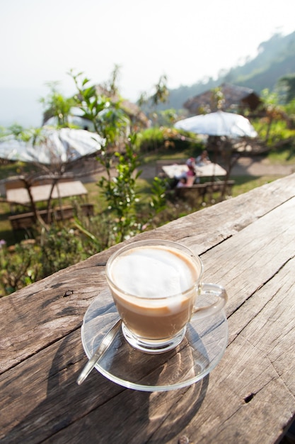 Koffie gelegd op houten terras