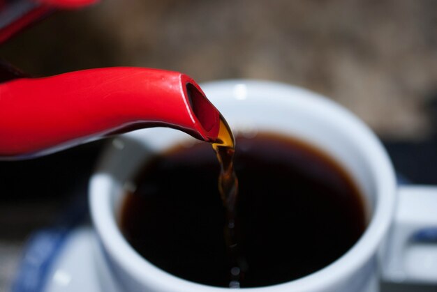 Koffie geserveerd in de beker