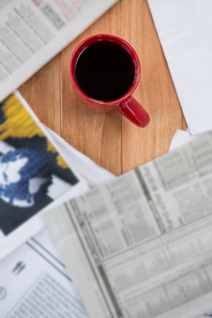 Koffie geserveerd in rode mok