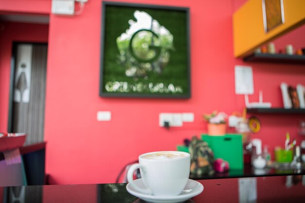 Foto koffie geserveerd op tafel in een café