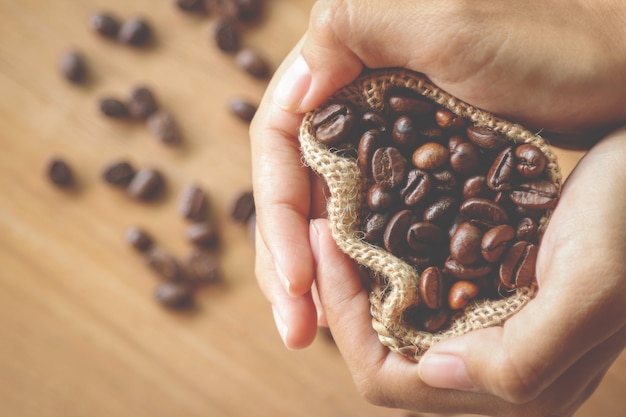 Koffie in de hand voor het maken van drankjes in de vrije tijd