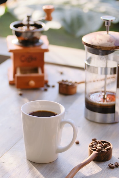 Foto koffie in de zonnige ochtend