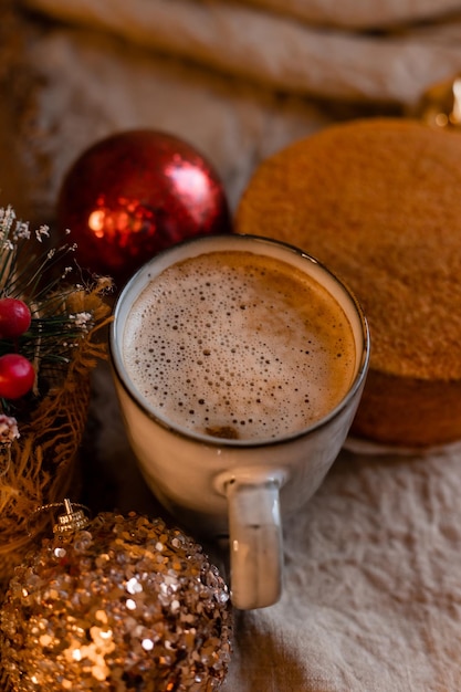 Koffie in een design mok en huisgemaakte honingcake op een houten tafel in nieuwjaarssfeer